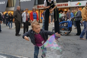 MiGrande(Zeepbellenact-Steltloper)