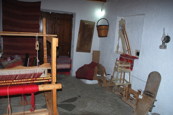 628 Kos Mei 2012 - busrit - Antimahia tradinioneel huis