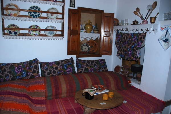 632 Kos Mei 2012 - busrit - Antimahia tradinioneel huis