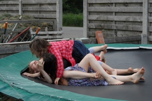 Even vechten op de trampoline.