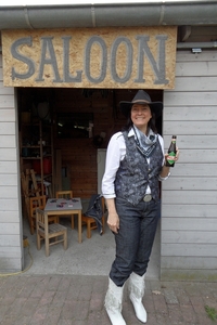 Lucia komt uit de saloon.