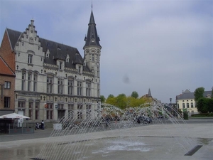 20120522.Lokeren 041 fontein met Postgebouw