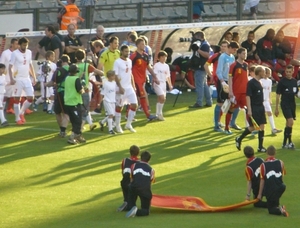 De spelers betreden de heilige mat