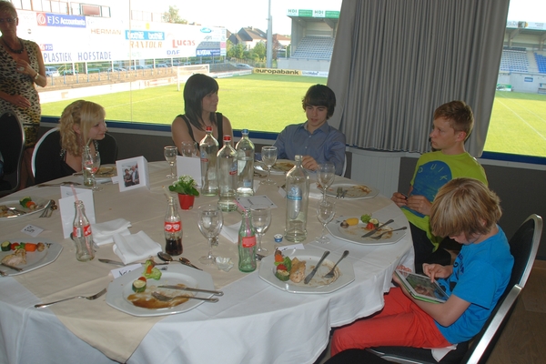 061  Feest Jef en Greta 27 mei 2012 - aan tafel