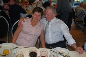 064  Feest Jef en Greta 27 mei 2012 - aan tafel