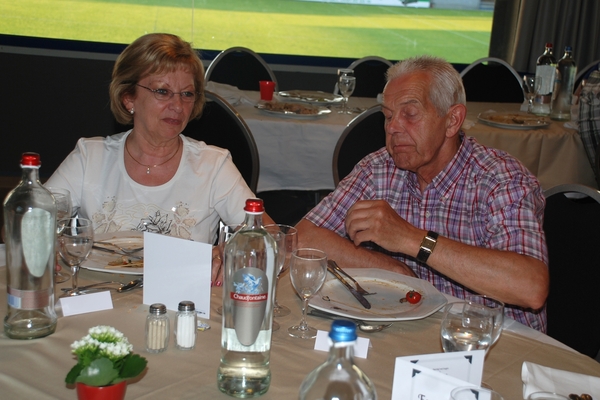 076  Feest Jef en Greta 27 mei 2012 - aan tafel