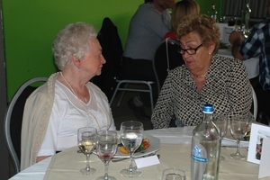 077  Feest Jef en Greta 27 mei 2012 - aan tafel