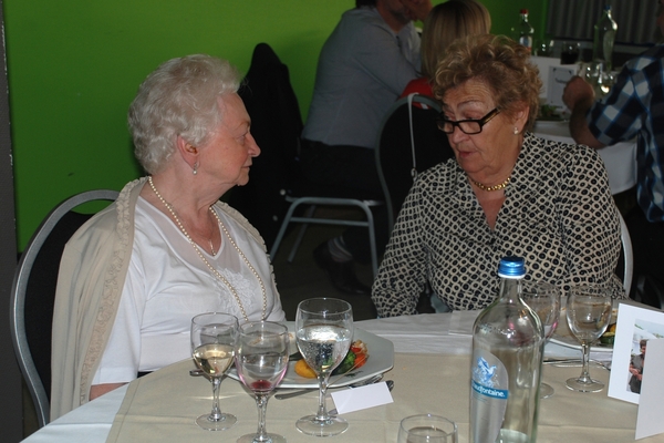077  Feest Jef en Greta 27 mei 2012 - aan tafel