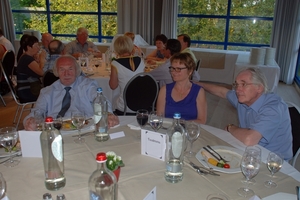 078  Feest Jef en Greta 27 mei 2012 - aan tafel