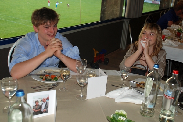 080  Feest Jef en Greta 27 mei 2012 - aan tafel