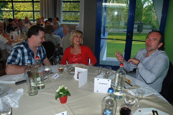 082  Feest Jef en Greta 27 mei 2012 - aan tafel