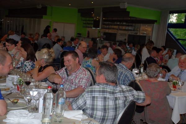 083  Feest Jef en Greta 27 mei 2012 - aan tafel