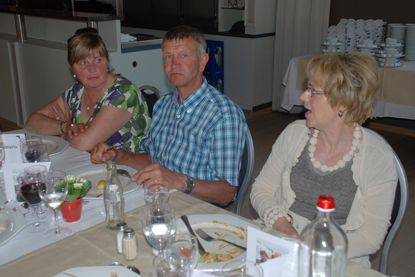 084  Feest Jef en Greta 27 mei 2012 - aan tafel
