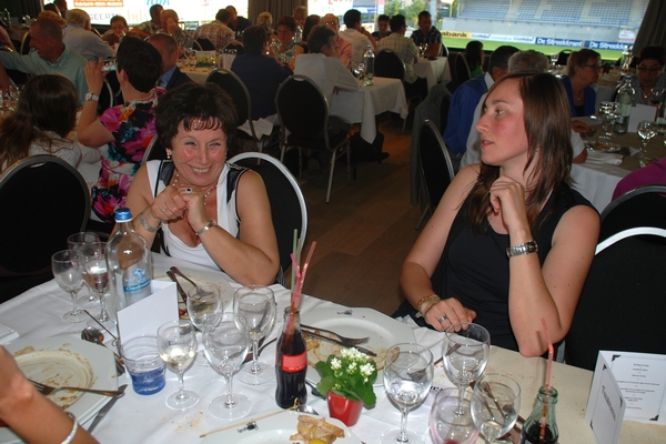 086  Feest Jef en Greta 27 mei 2012 - aan tafel