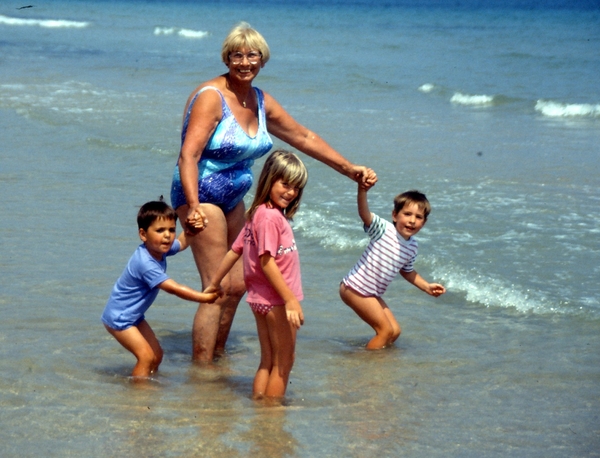 oma met haar kleinkinderen