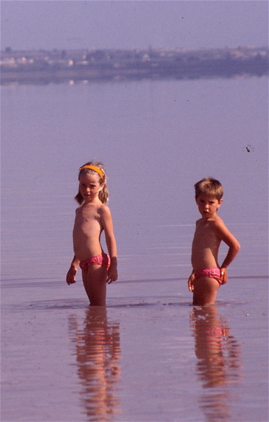 Indra en Roxanne in het zoutmeer van Torrevieja