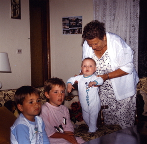 Bomma met haar achterkleinkinderen