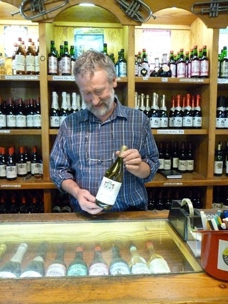 074-Een wijntje gekocht om te proeven....