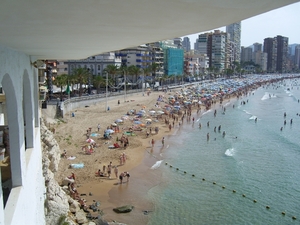 zicht op strand vanop plaza del castell