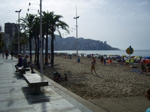 op het strand