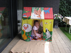 02) Jana in 't huisje op 't terras