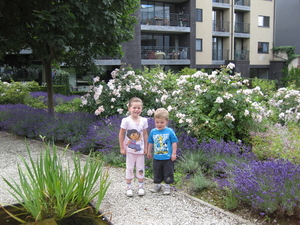 56) Poseren aan de bloempjes