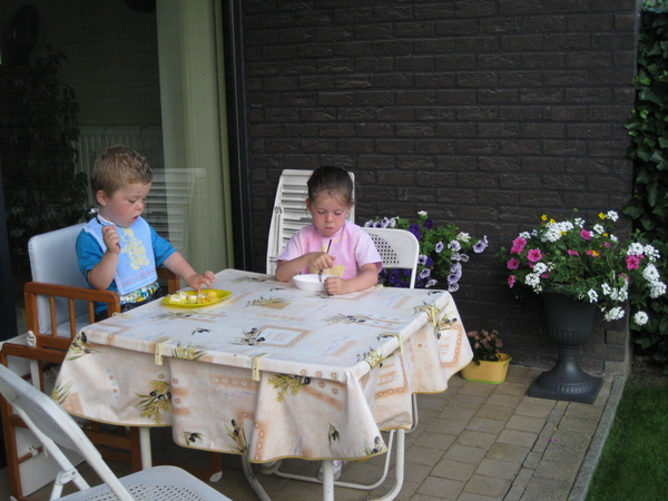 61) Samen fruit smullen