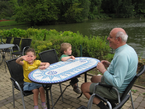 56) Gezeten aan de tafel