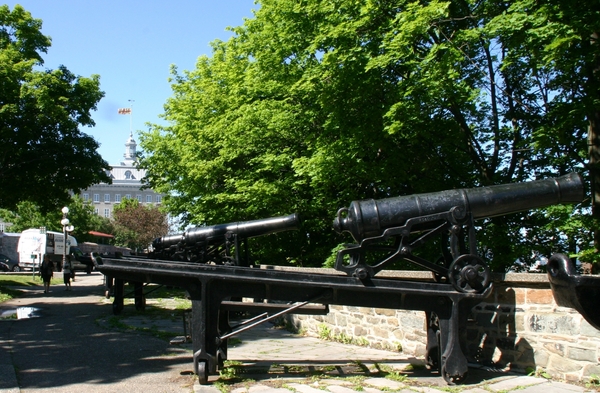 Oude kanonnen ter verdediging van de stad