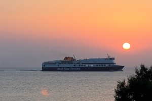 Ferryboot bij zonsopgang