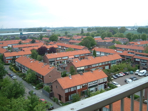 Uitzicht vanaf balkon over de wijk Rugge