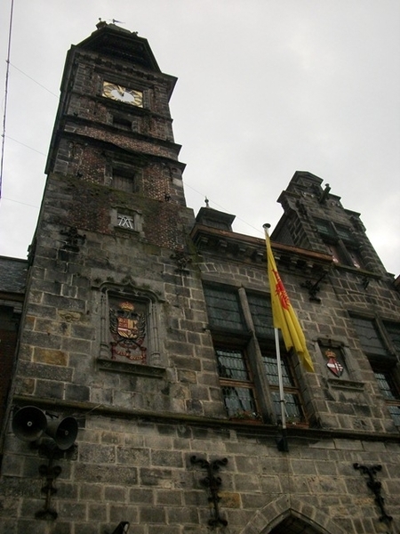 019-Stadhuis met wapenschild-Karel V en Maria van Hongarije