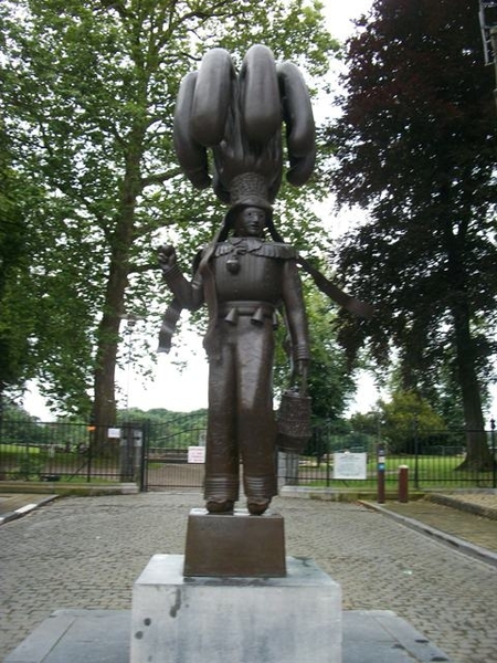 030-Standbeeld voor de Gilles in Binche