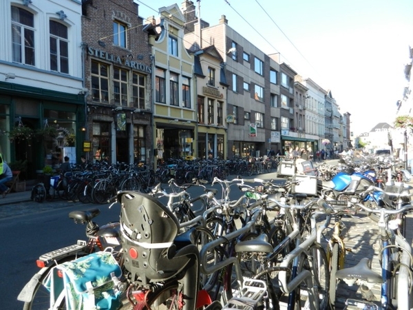 20120721.Gent 047 Dampoortstraat fietsenparking