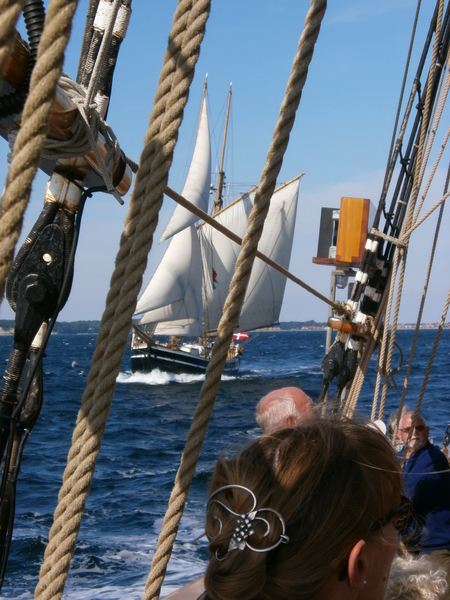 Proberen elkaars wind te vangen !
