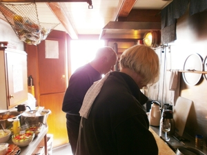 Svend en Anne-Grethe maken eten .