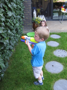 17) Spelen met het waterpistool