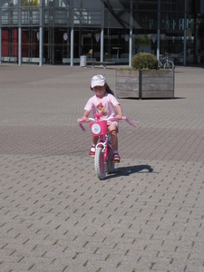 24) Jana op het grote stationsplein