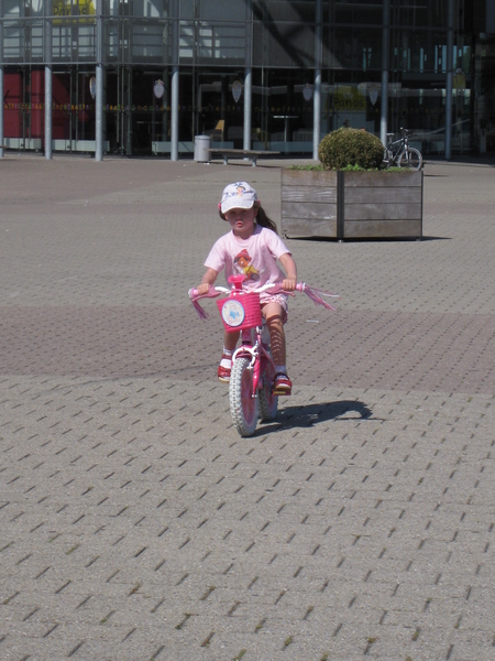 24) Jana op het grote stationsplein