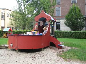 46) Ruben aan de toog met de potten