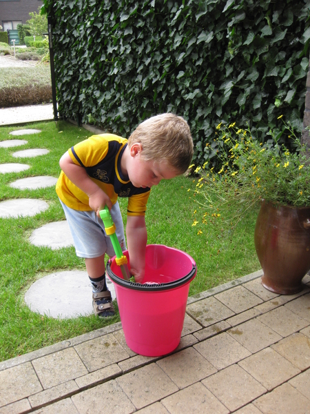 49) Ruben met zijn nieuw waterpistool