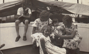 dick met hondje op schip meisjes op voorgrond moed familie zijn
