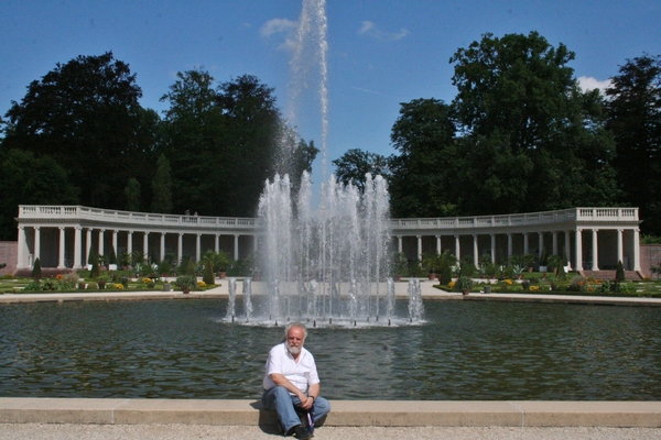 De Colonnades met vijver