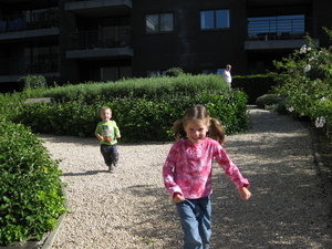 06) Lopen in de tuin