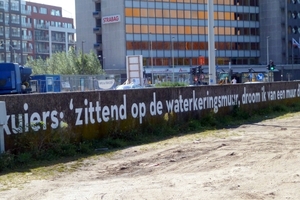 Gedicht op waterkeringsmuur