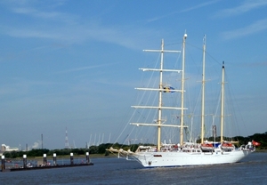 Toeristship bezoekt Antwerpen