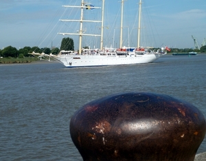 Viermaster vaart naar aanlegplaats