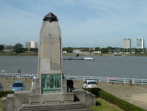 Herdenkingszuil gesneuvelde havenarbeiders