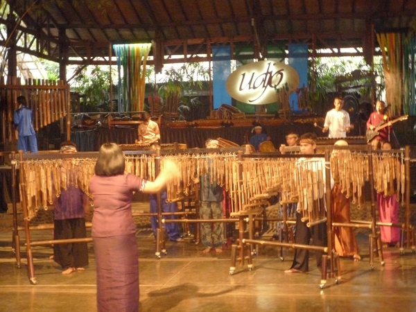 1C Pak Ujo, Angklung muziekschooltje _P1130723