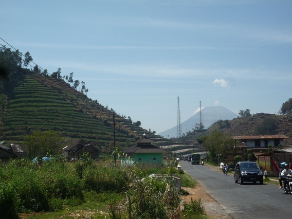 1E Dieng plateau, afdaling _P1130861